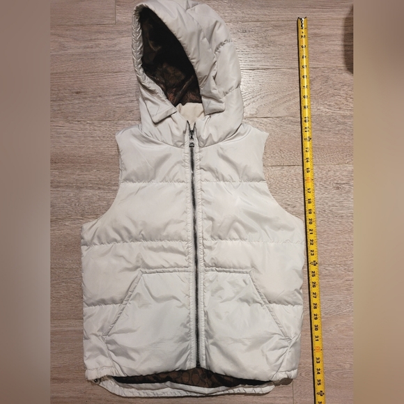 Coach hooded puffer vest with pockets. Pale gray/white/brown, size Medium - Picture 12 of 15